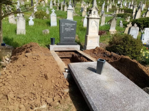 Sírelőkészítés koporsós rátemetés meglévő fedlapos sírba