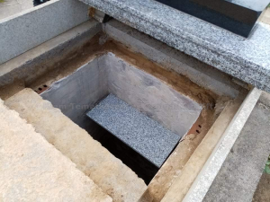 Urnaelhelyezéshez előkészített sírbolt gránit "urnatartó polc" előkészítéssel